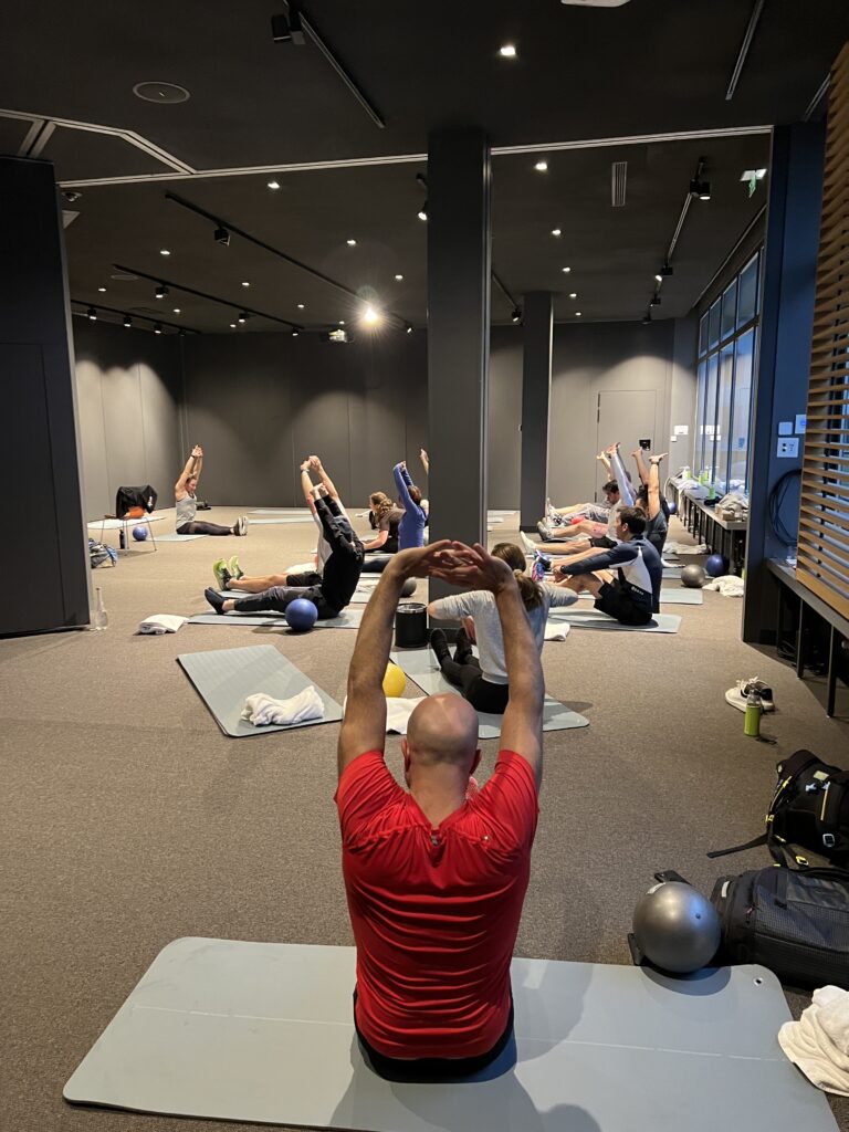 Cours de Pilates en studio moderne
