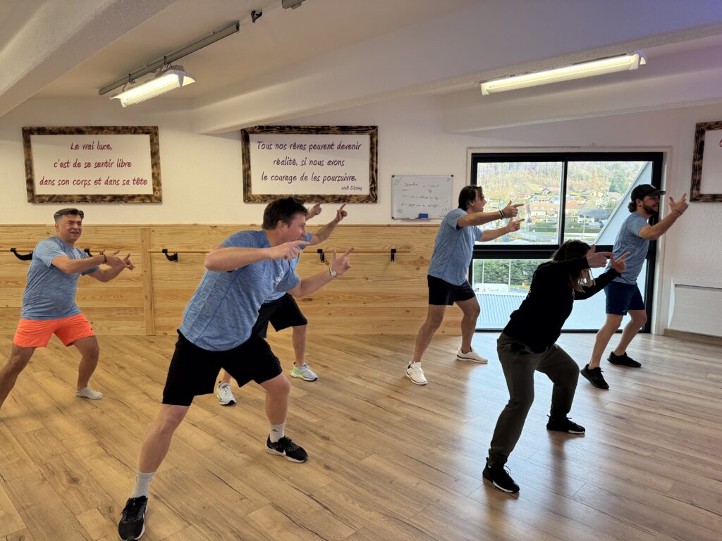 Cours collectif dynamique dans un studio de danse
