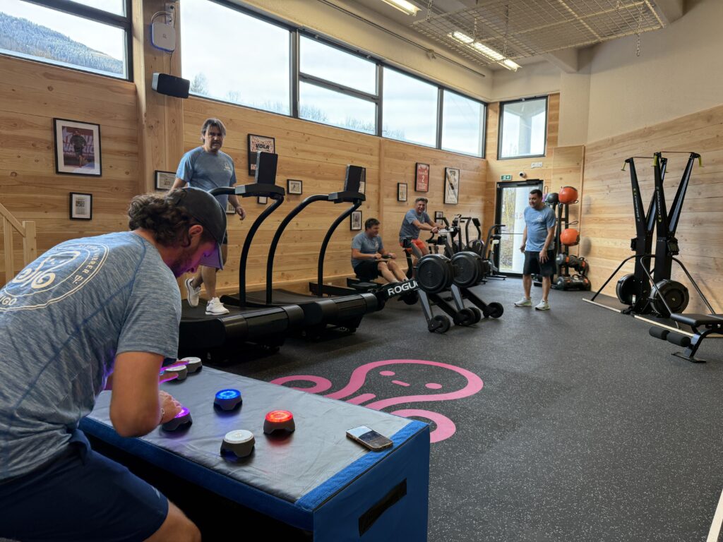 Hommes s’entraînant dans une salle de sport moderne