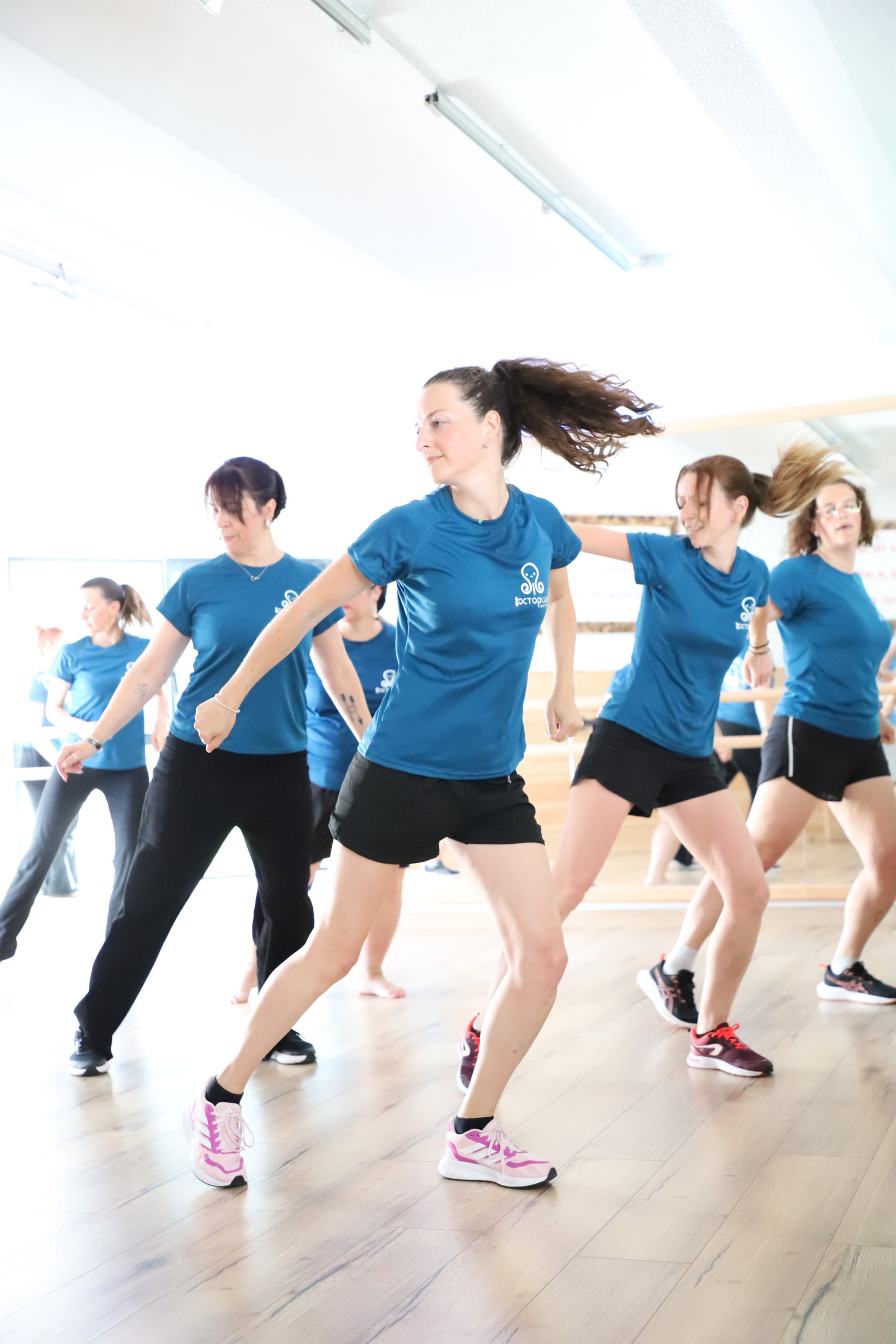 Cours de danse fitness en studio lumineux