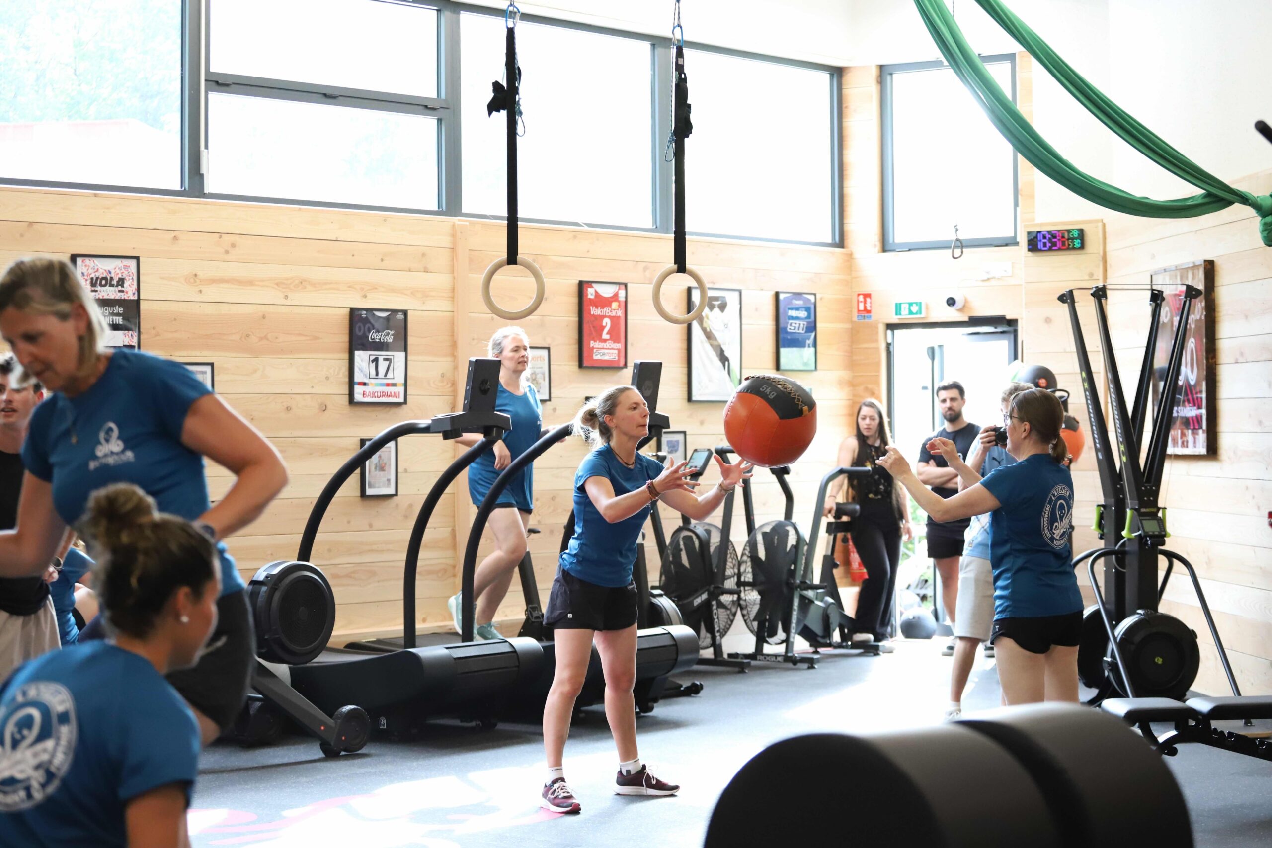Entraînement collectif avec médecine-ball en salle de sport