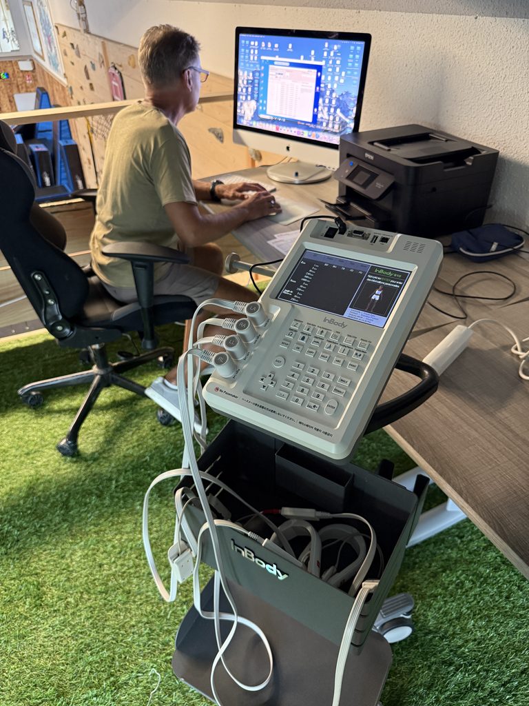 Patient utilisant un analyseur de composition corporelle InBody